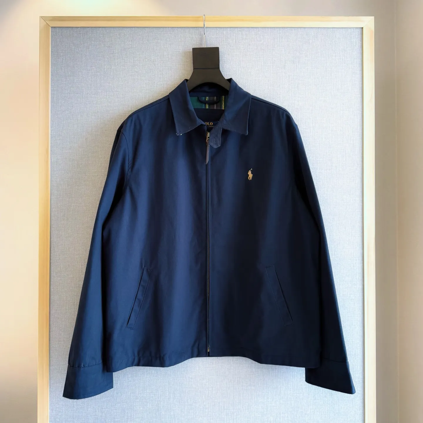 P360 Style number: R06 Ralph Lauren/Ralph Lauren American vintage classic lapel old cadre retro jacket autumn and winter thickened coat with wool lining Color: Khaki Navy SIZE #SMLXL Classic design Timeless classic Thick cotton fabric Presents a sense of vintage Colored plaid embellishment on the collar and cuffs Looks good on both men and women Wear as comfortable as you want Mainly relaxed retro YYDS One piece for both men and women An indispensable piece for autumn and winter, the most popular jacket at the moment. The 100% cotton twill is thick and thick, and the pure cotton colorful plaid lining is distinguished by digital printing in the market. Exquisite embroidery. The Harrington jacket has a loose fit, is short and fat, and is super versatile. It is a clean fit and is suitable for both men and women. Reference # Size: S/M/L/XL Length: 68 70 72 74 Sleeve length: 63 64 65 66 Shoulder width: 51 52 53 54 Bust: 126 130 134 138